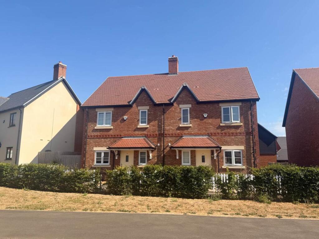 3 bed Detached for rent in Newell Green. From Carr Williams - Ascot