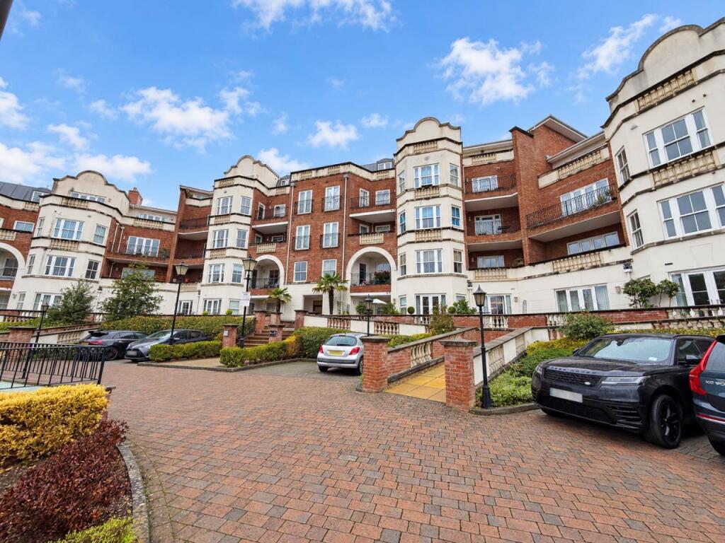 3 bed Penthouse for rent in Ascot. From Carr Williams - Ascot