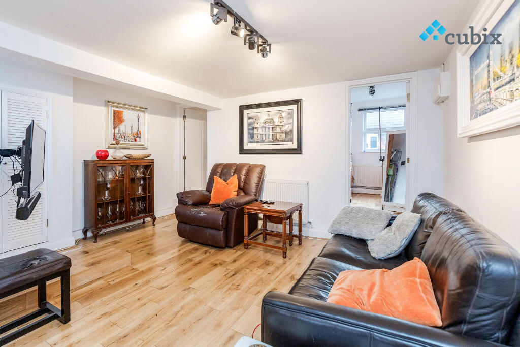 2 bed 1st Floor Flat for rent in Dorking. From Cubix Estate Agents - London