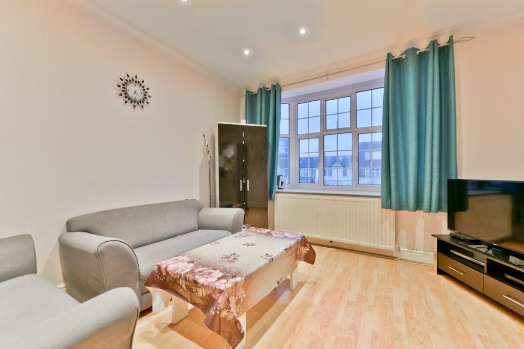 2 bed 1st Floor Flat for rent in Worcester Park. From Cubix Estate Agents - London