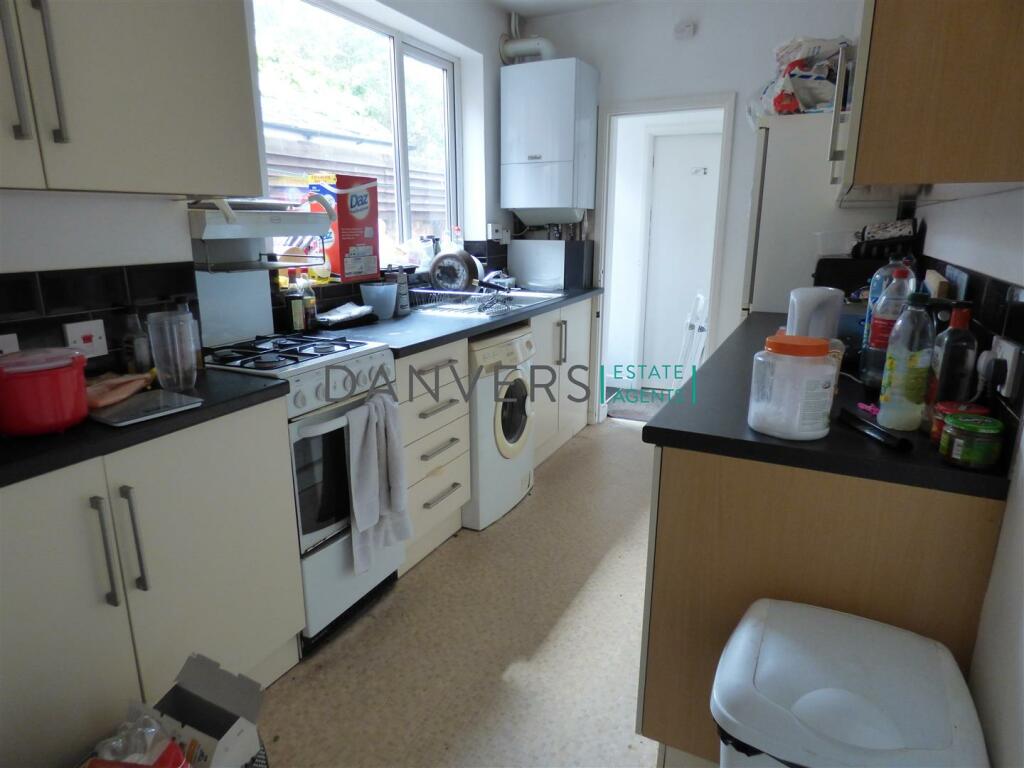 4 bed Mid Terraced House for rent in Leicester. From Danvers Estate Agents - Leicester