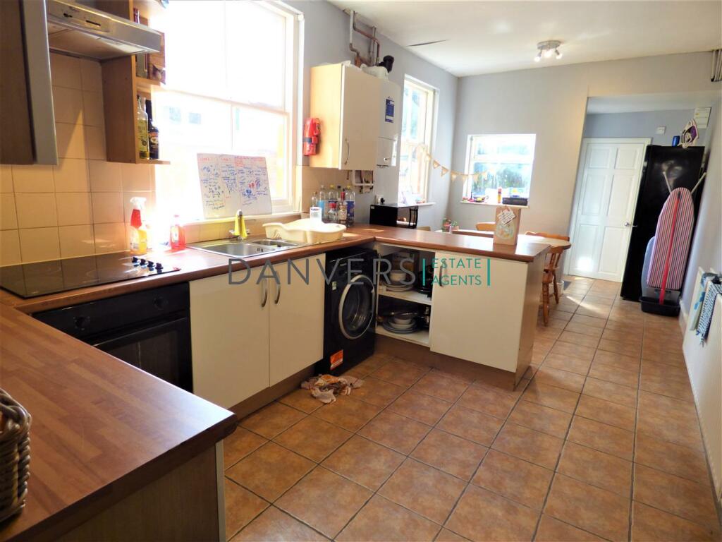 6 bed Mid Terraced House for rent in Stoughton. From Danvers Estate Agents - Leicester