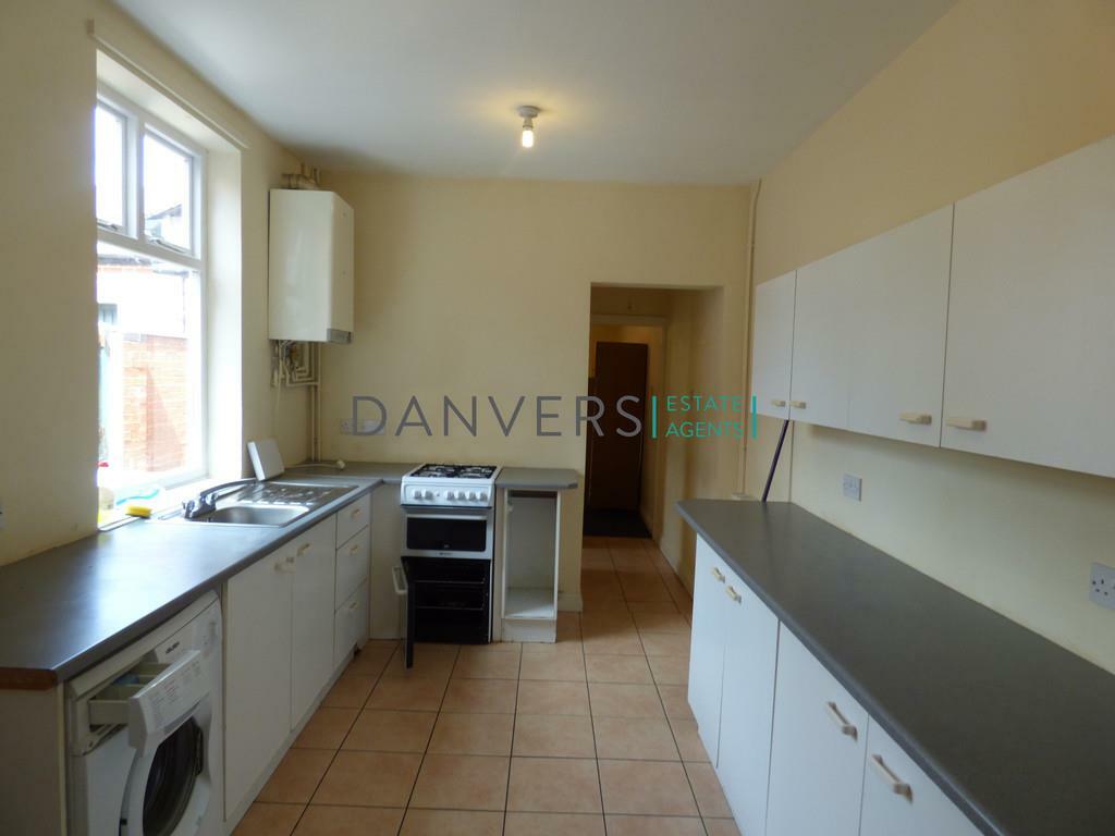 6 bed Mid Terraced House for rent in Stoughton. From Danvers Estate Agents - Leicester