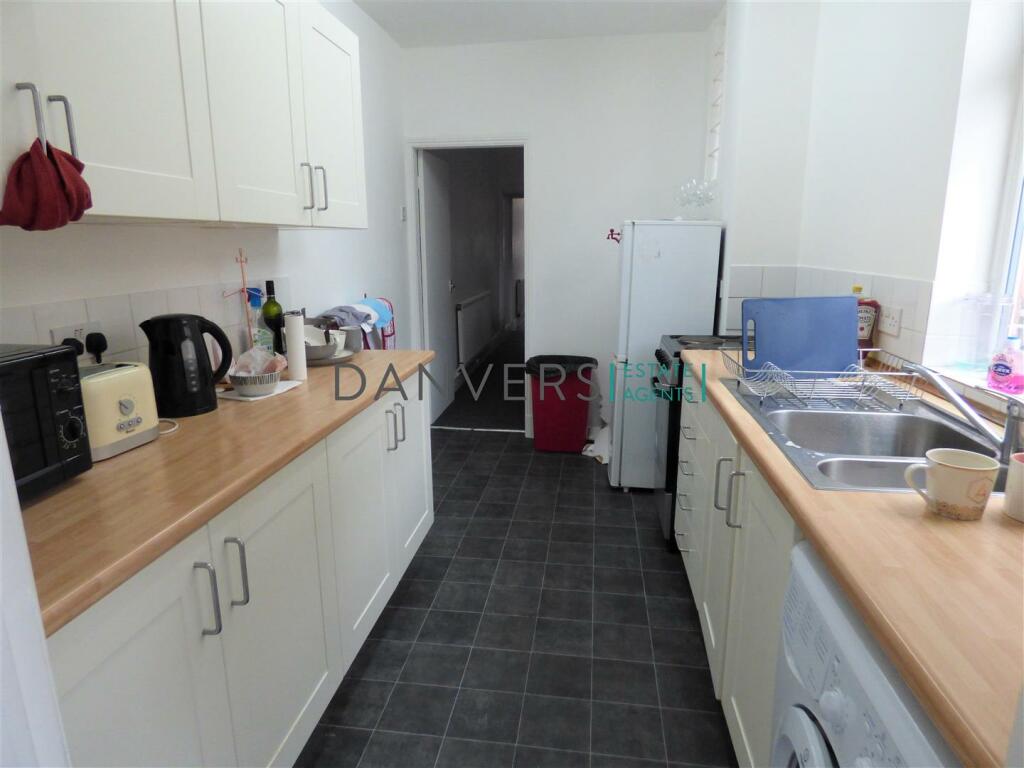 4 bed Mid Terraced House for rent in Stoughton. From Danvers Estate Agents - Leicester