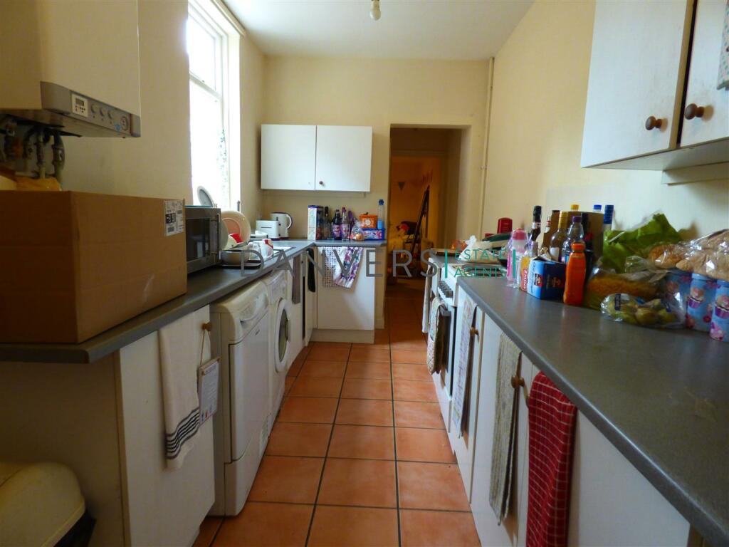 5 bed Mid Terraced House for rent in Stoughton. From Danvers Estate Agents - Leicester