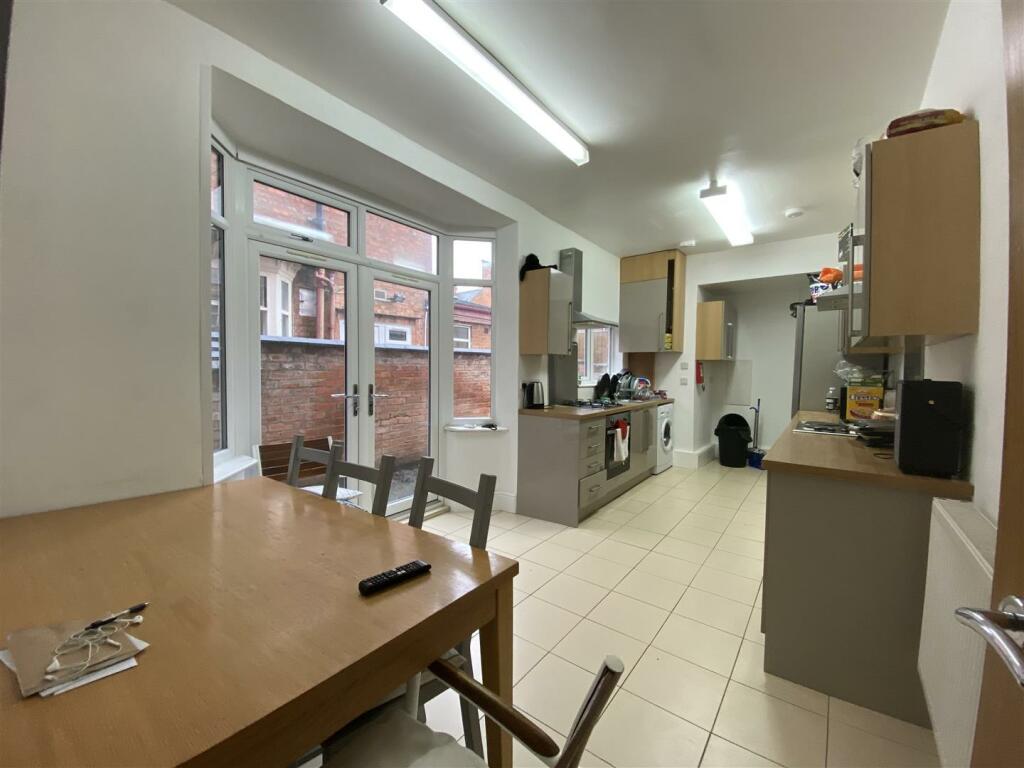 5 bed Mid Terraced House for rent in Leicester. From Danvers Estate Agents - Leicester