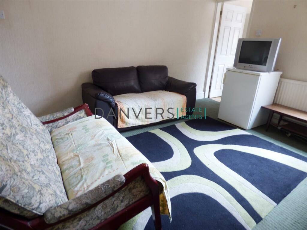 4 bed Mid Terraced House for rent in Stoughton. From Danvers Estate Agents - Leicester
