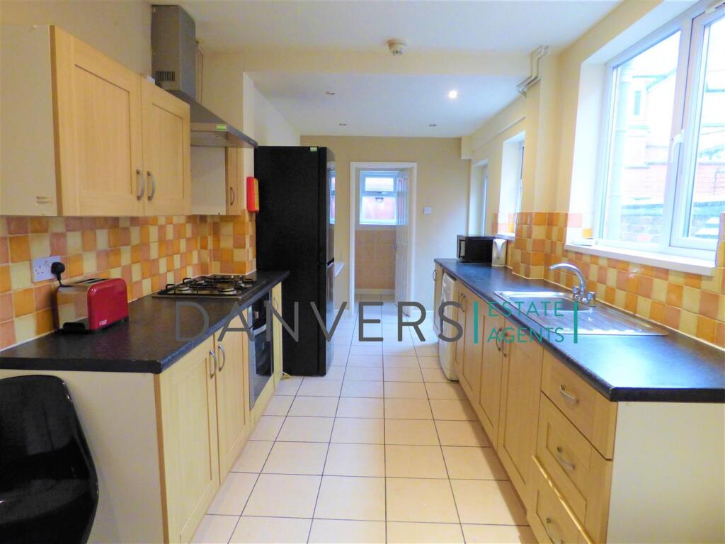 5 bed Mid Terraced House for rent in Leicester Forest East. From Danvers Estate Agents - Leicester