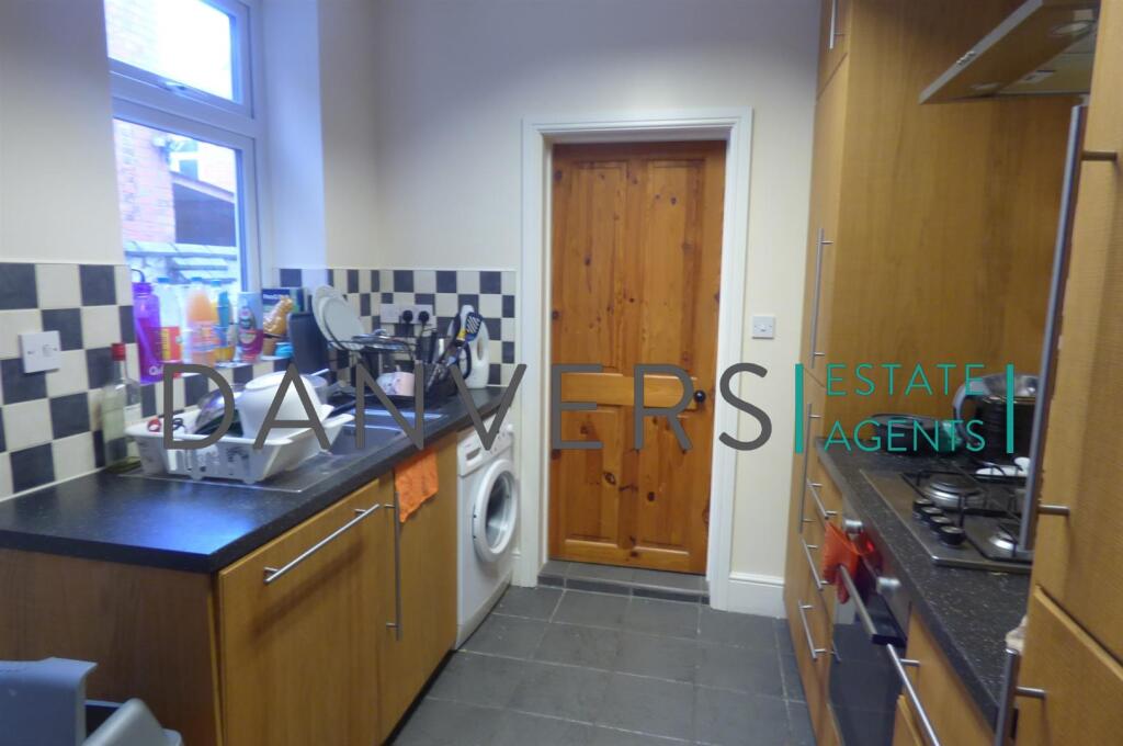 4 bed Mid Terraced House for rent in Leicester. From Danvers Estate Agents - Leicester