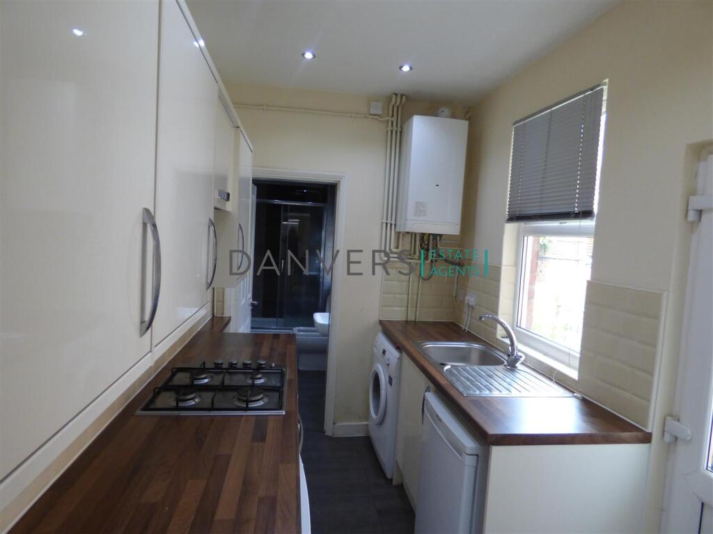 4 bed Mid Terraced House for rent in Leicester. From Danvers Estate Agents - Leicester