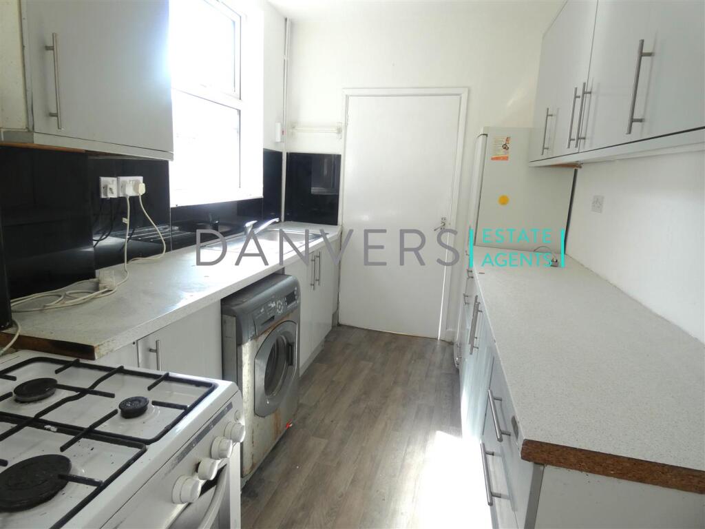 4 bed Mid Terraced House for rent in Stoughton. From Danvers Estate Agents - Leicester
