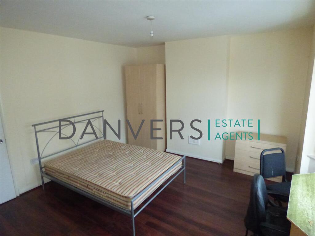 5 bed Mid Terraced House for rent in Leicester. From Danvers Estate Agents - Leicester