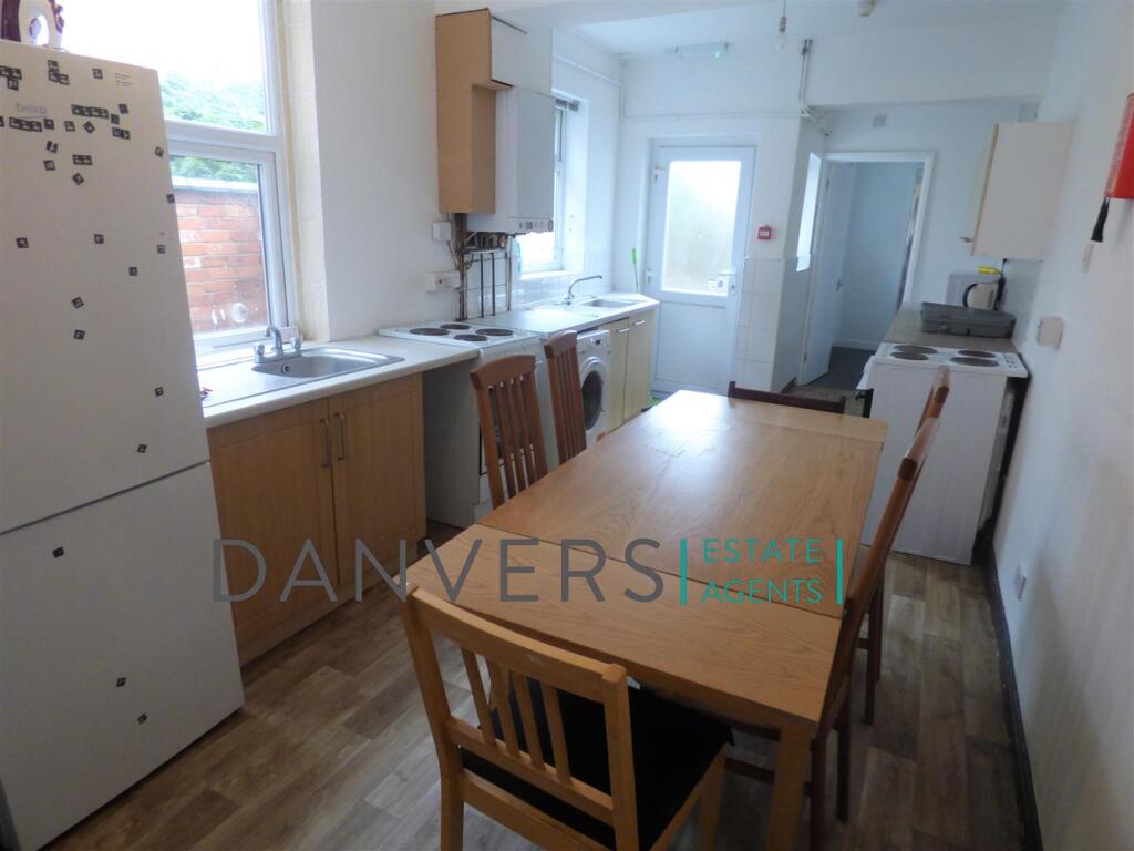 6 bed Mid Terraced House for rent in Leicester. From Danvers Estate Agents - Leicester