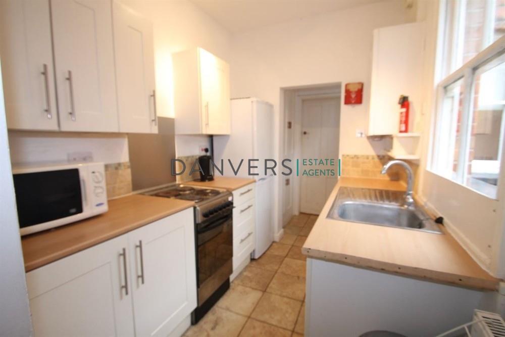 4 bed Mid Terraced House for rent in Leicester. From Danvers Estate Agents - Leicester