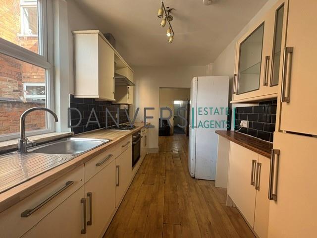 3 bed Mid Terraced House for rent in Leicester. From Danvers Estate Agents - Leicester