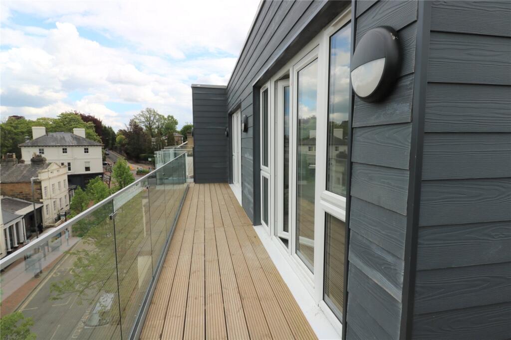 2 bed Penthouse for rent in Tunbridge Wells. From Clarendons - Surrey & West Sussex - Sales