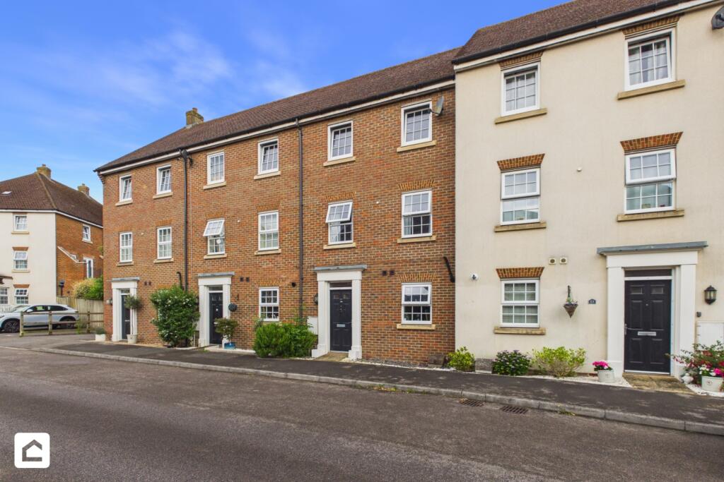 5 bed Town House for rent in Horley. From Clarendons - Surrey & West Sussex - Sales