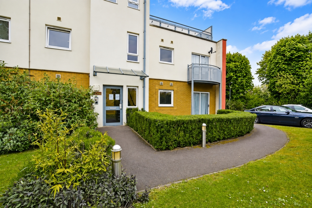 2 bed Apartment for rent in Crawley. From Clarendons - Surrey & West Sussex - Sales