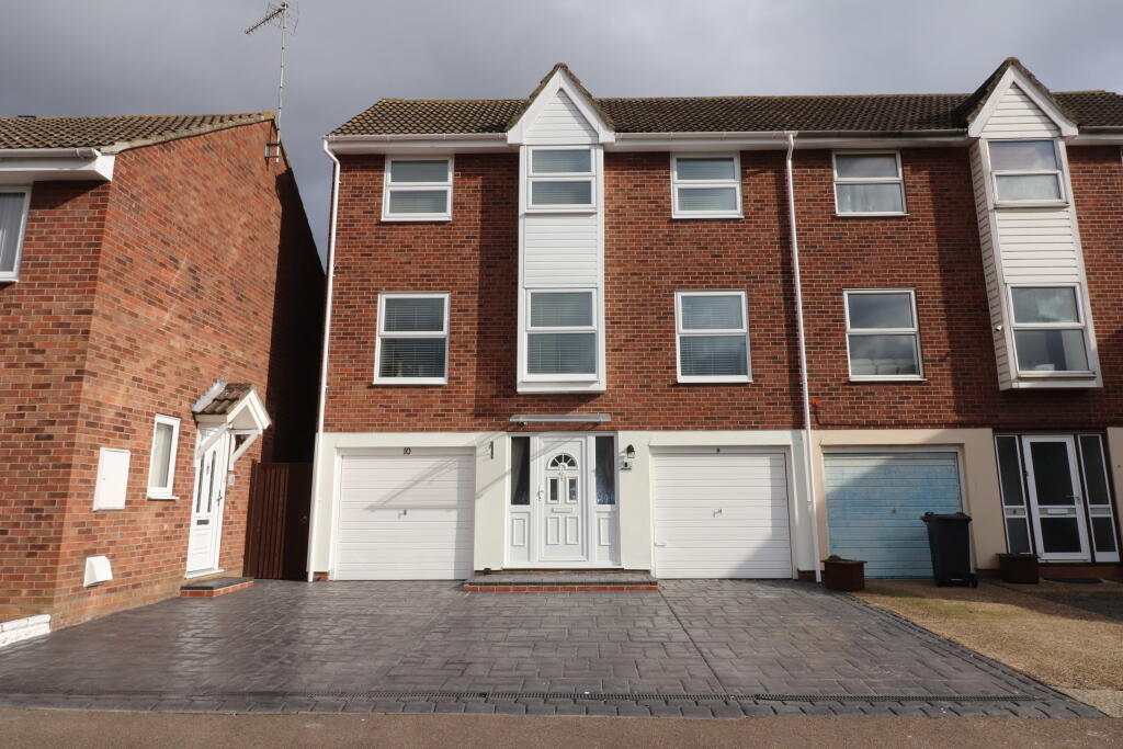 4 bed Town House for rent in Witham. From CM Rent - Lettings - Witham