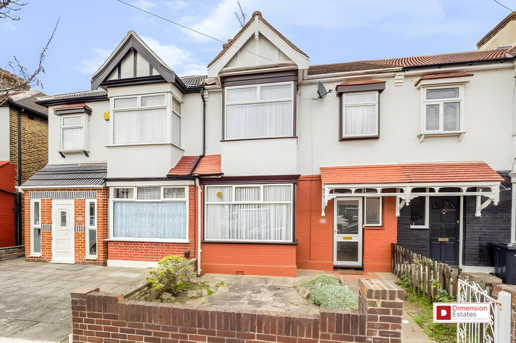4 bed Mid Terraced House for rent in Chigwell. From Dimension Estates - London