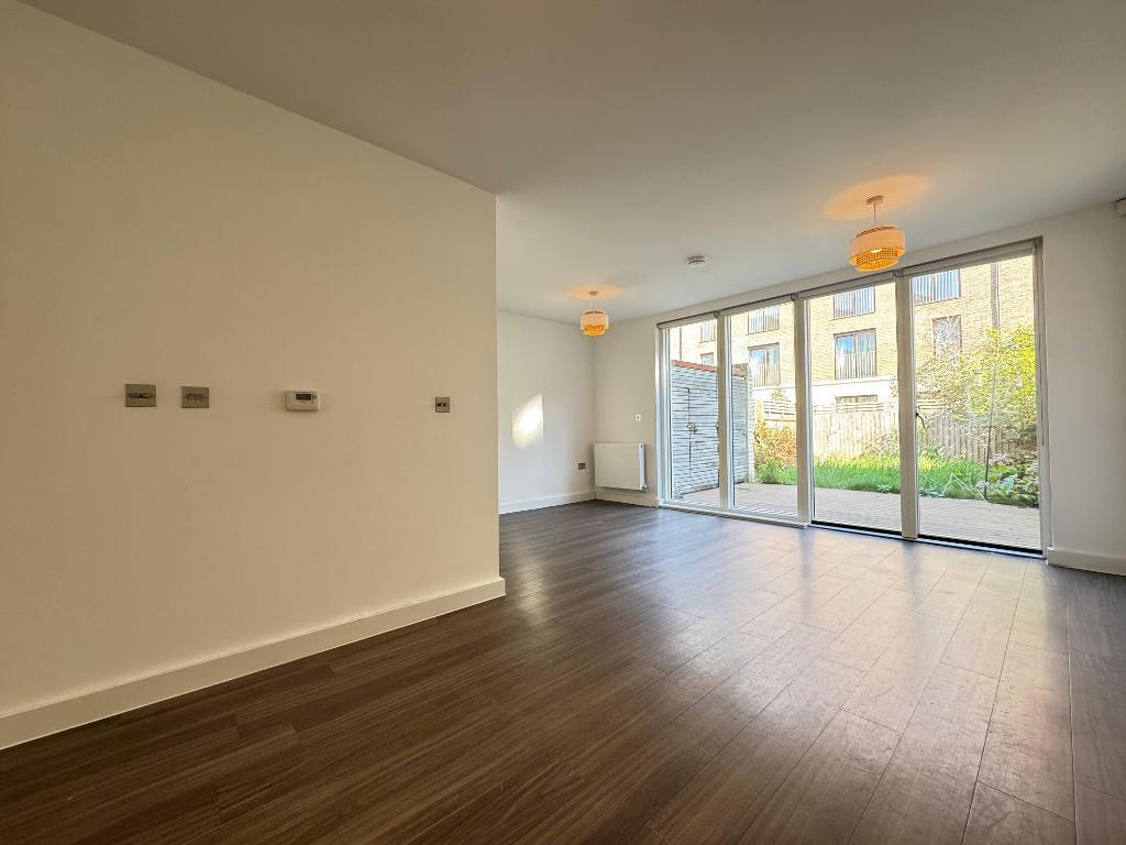 4 bed Mid Terraced House for rent in Stratford. From Docklands Prestige Residential - London