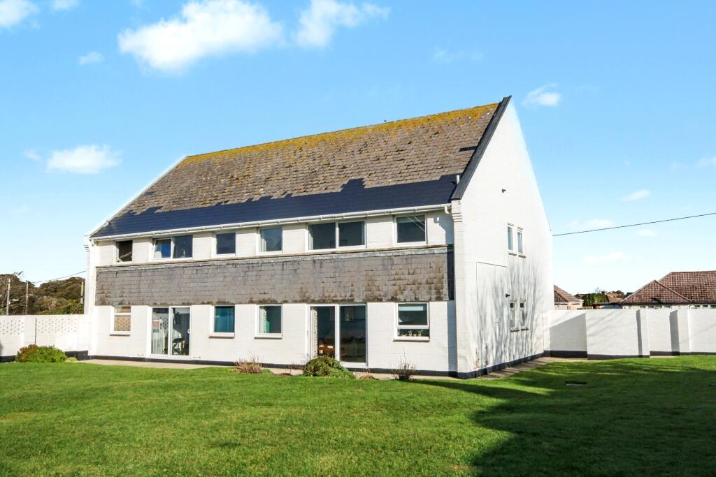 2 bed Apartment for rent in Milford on Sea. From Collins & Butler LTD - Milford on Sea