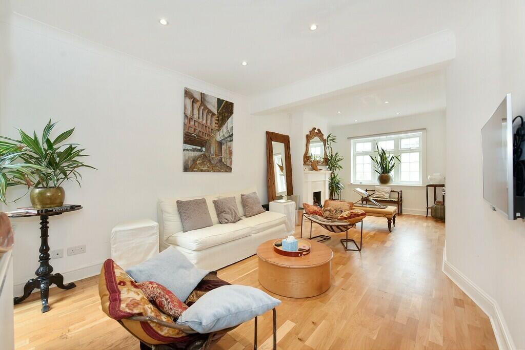3 bed Detached for rent in Chelsea. From Draker