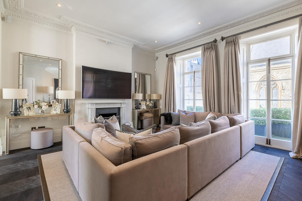 7 bed Detached for rent in Chelsea. From Draker