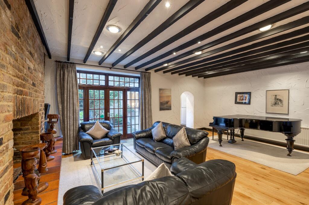 3 bed 1st Floor Flat for rent in London. From Draker
