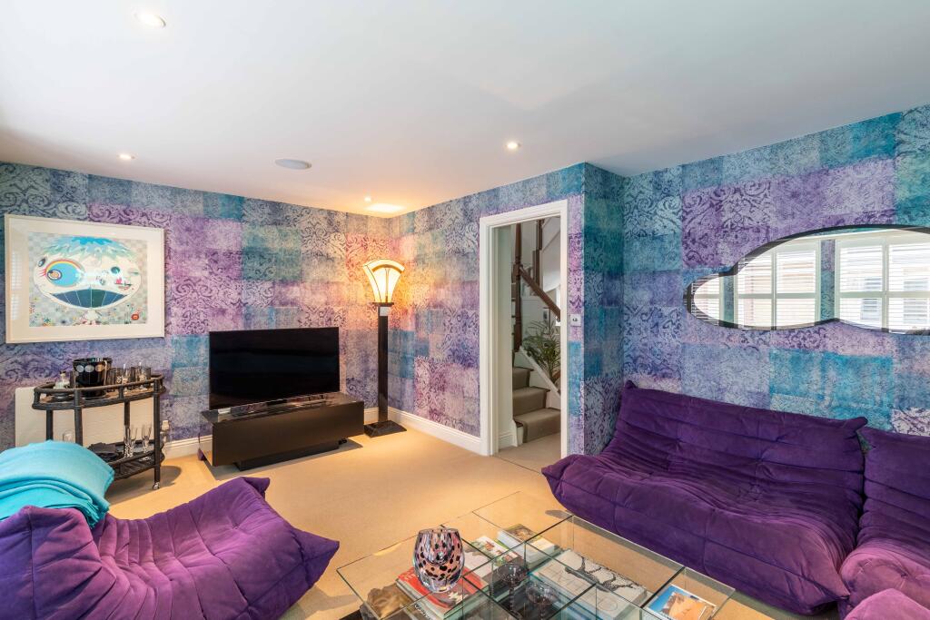 4 bed Detached for rent in London. From Draker