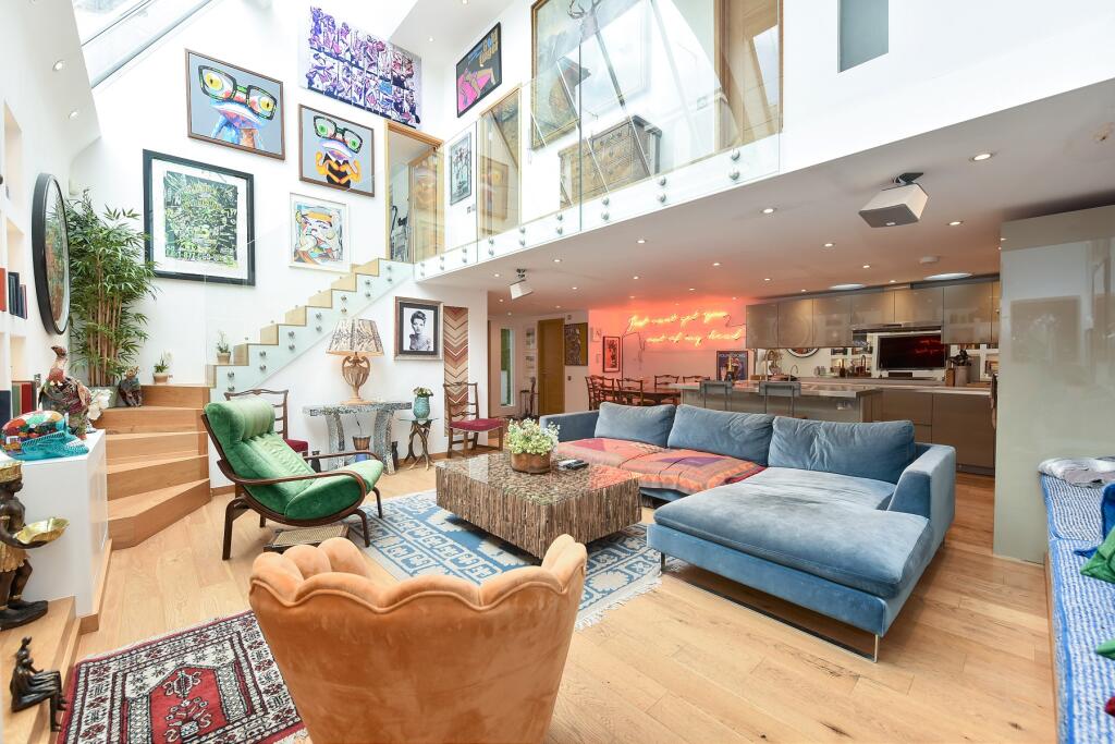 3 bed 1st Floor Flat for rent in London. From Draker