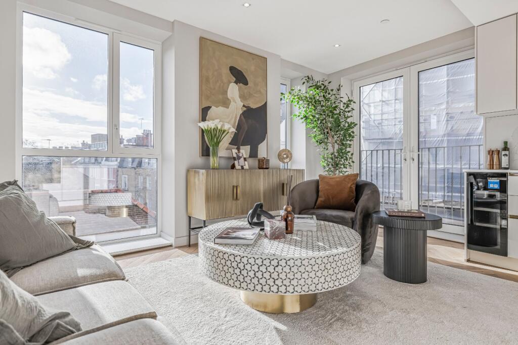 3 bed 1st Floor Flat for rent in London. From Draker