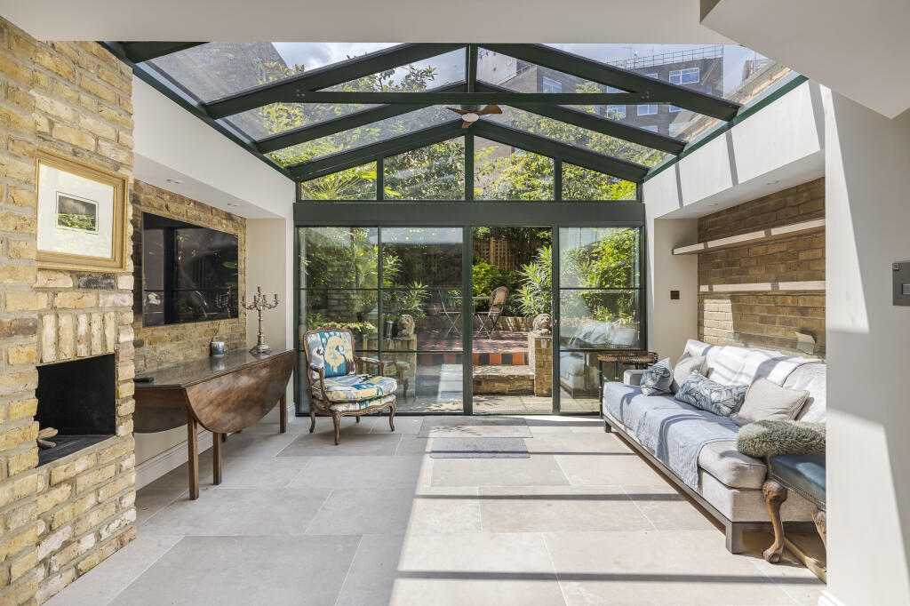 2 bed Detached for rent in London. From Draker