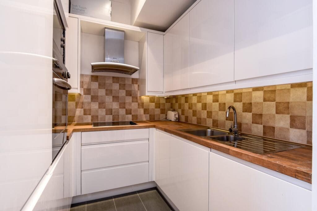 2 bed 1st Floor Flat for rent in Kensington. From Draker