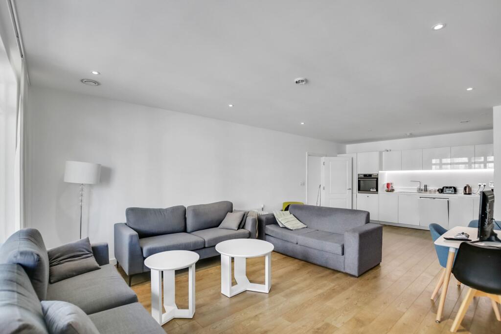 3 bed 1st Floor Flat for rent in Poplar. From Drury Estates - London