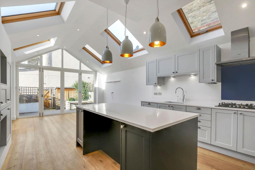 4 bed Mid Terraced House for rent in London. From Drury Estates - London