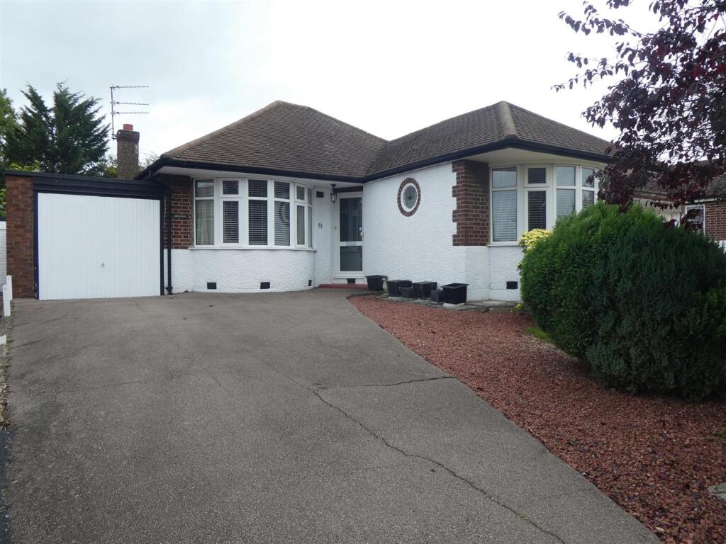 2 bed Detached bungalow for rent in Potters Bar. From Duncan Perry Estate Agents - Potters Bar
