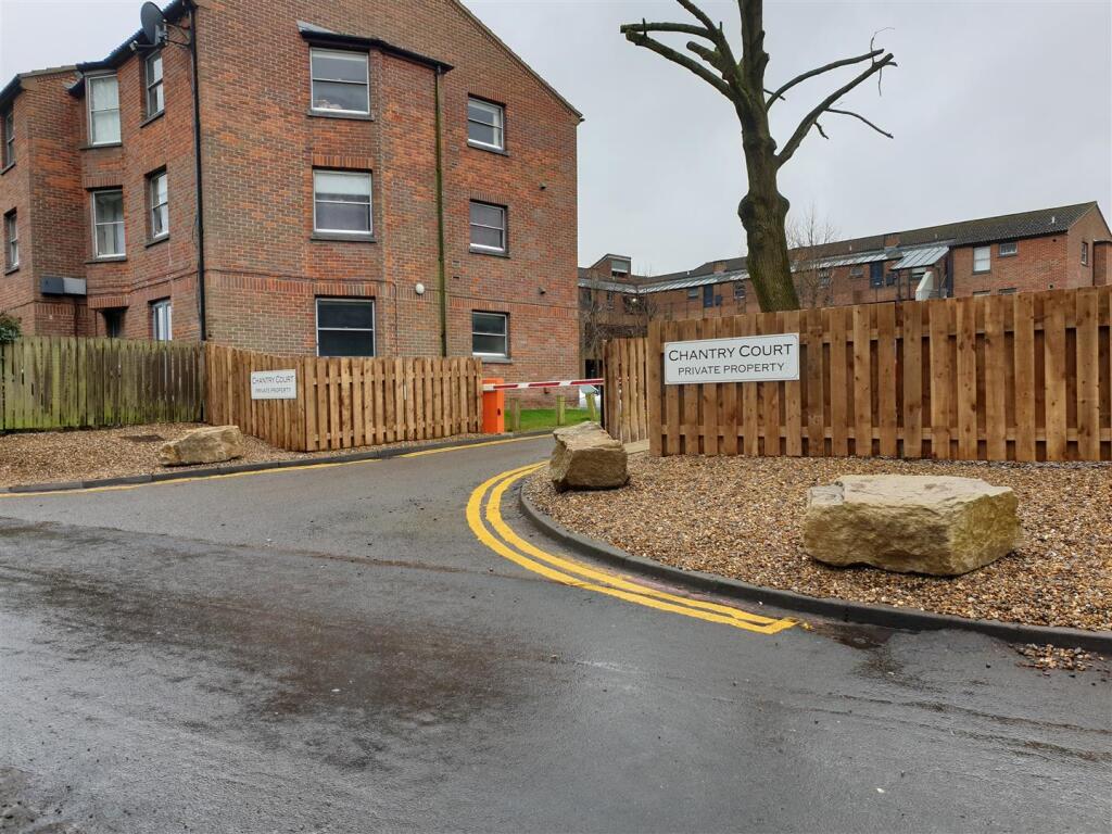 2 bed Apartment for rent in Hatfield. From Duncan Perry Estate Agents - Potters Bar