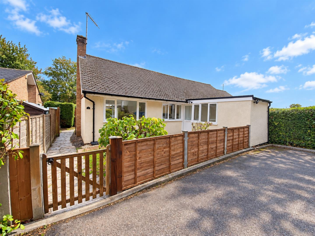 2 bed Semi-detached bungalow for rent in Hatfield. From Duncan Perry Estate Agents - Potters Bar 2 bed Semi-detached bungalow for rent in Hatfield. From Duncan Perry Estate Agents - Potters Bar