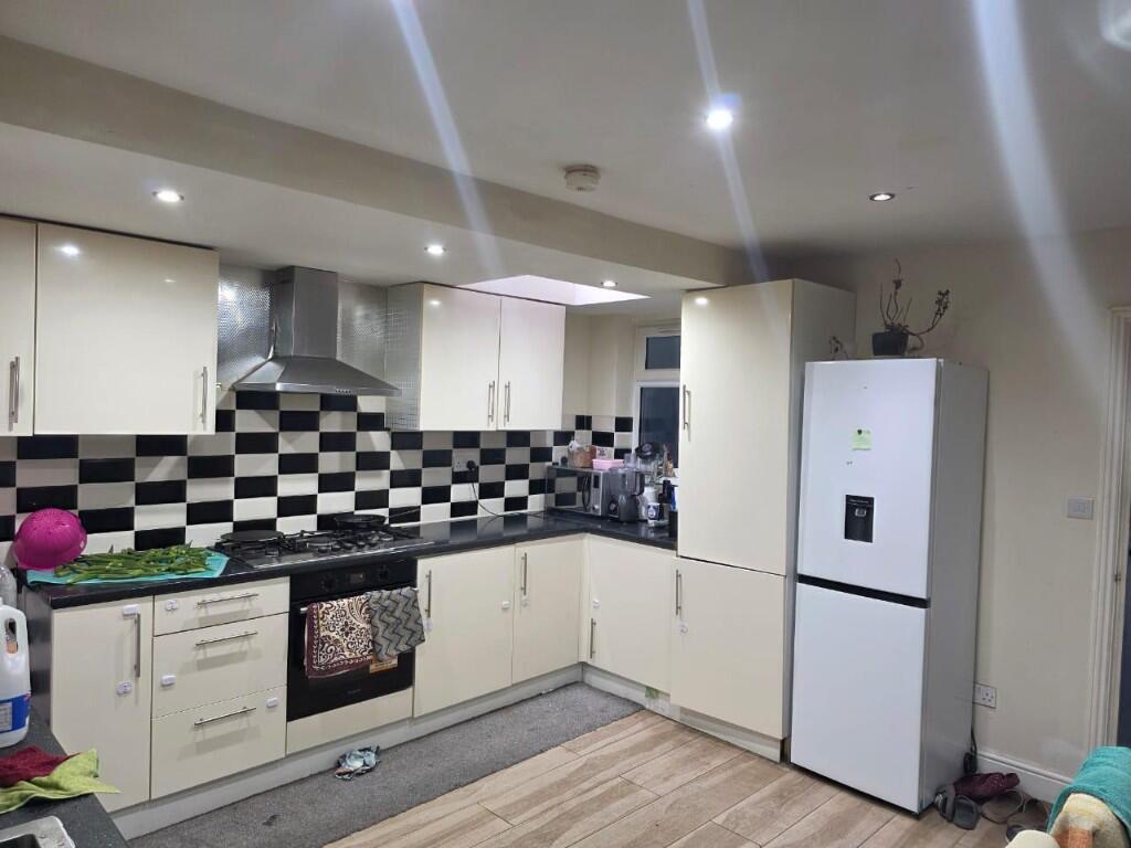 4 bed Mid Terraced House for rent in London. From Easy Estates - UK Ltd - London