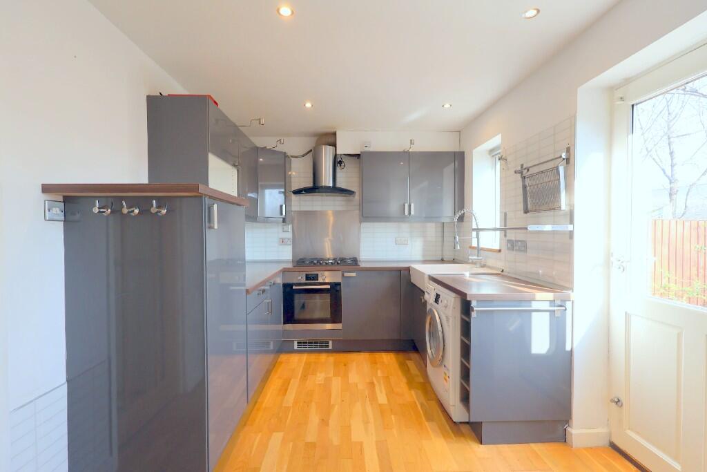 3 bed Mid Terraced House for rent in London. From Easy Estates - UK Ltd - London