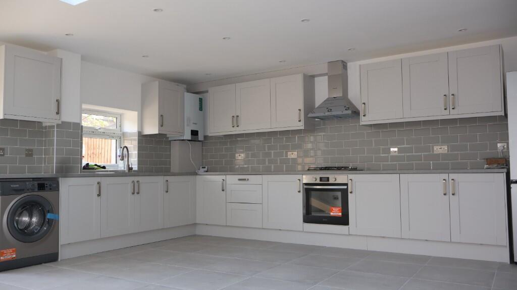 4 bed Mid Terraced House for rent in London. From Easy Estates - UK Ltd - London