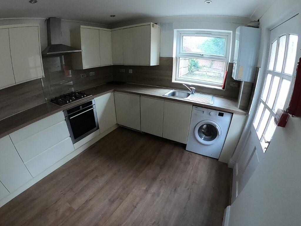 3 bed Mid Terraced House for rent in Woolwich. From Easy Estates - UK Ltd - London