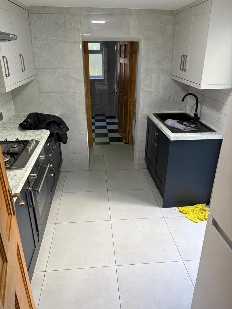 4 bed Mid Terraced House for rent in East Ham. From Easy Estates - UK Ltd - London