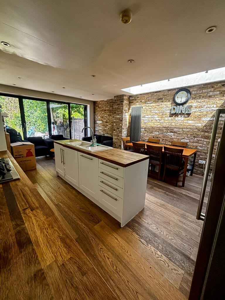 4 bed Mid Terraced House for rent in London. From Easy Estates - UK Ltd - London