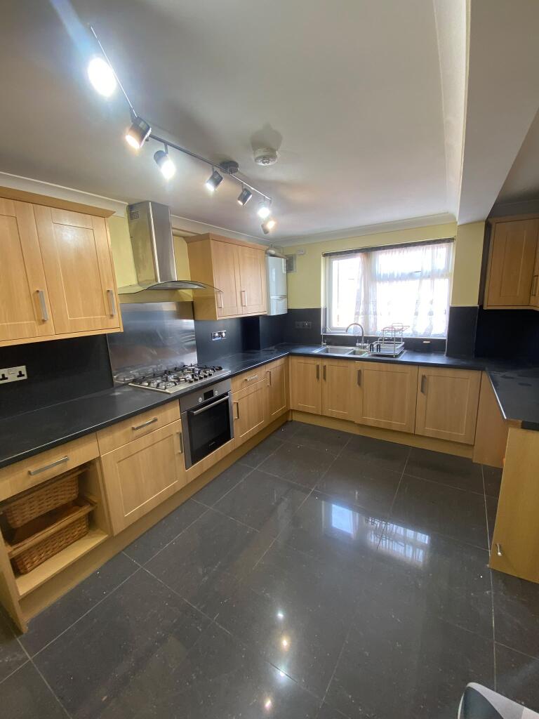 3 bed Mid Terraced House for rent in Stratford. From Easy Estates - UK Ltd - London 3 bed Mid Terraced House for rent in Stratford. From Easy Estates - UK Ltd - London
