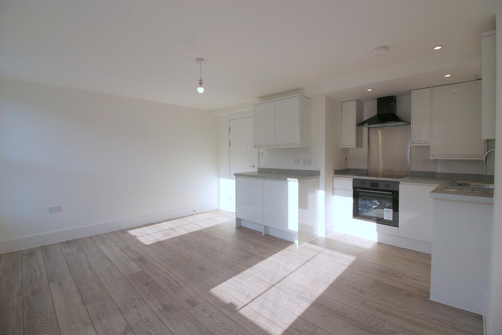 3 bed 1st Floor Flat for rent in London. From Easy Estates - UK Ltd - London