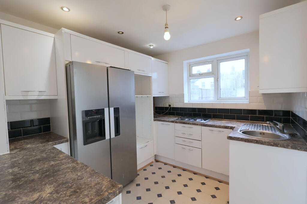 3 bed Mid Terraced House for rent in Ilford. From Easy Estates - UK Ltd - London 3 bed Mid Terraced House for rent in Ilford. From Easy Estates - UK Ltd - London