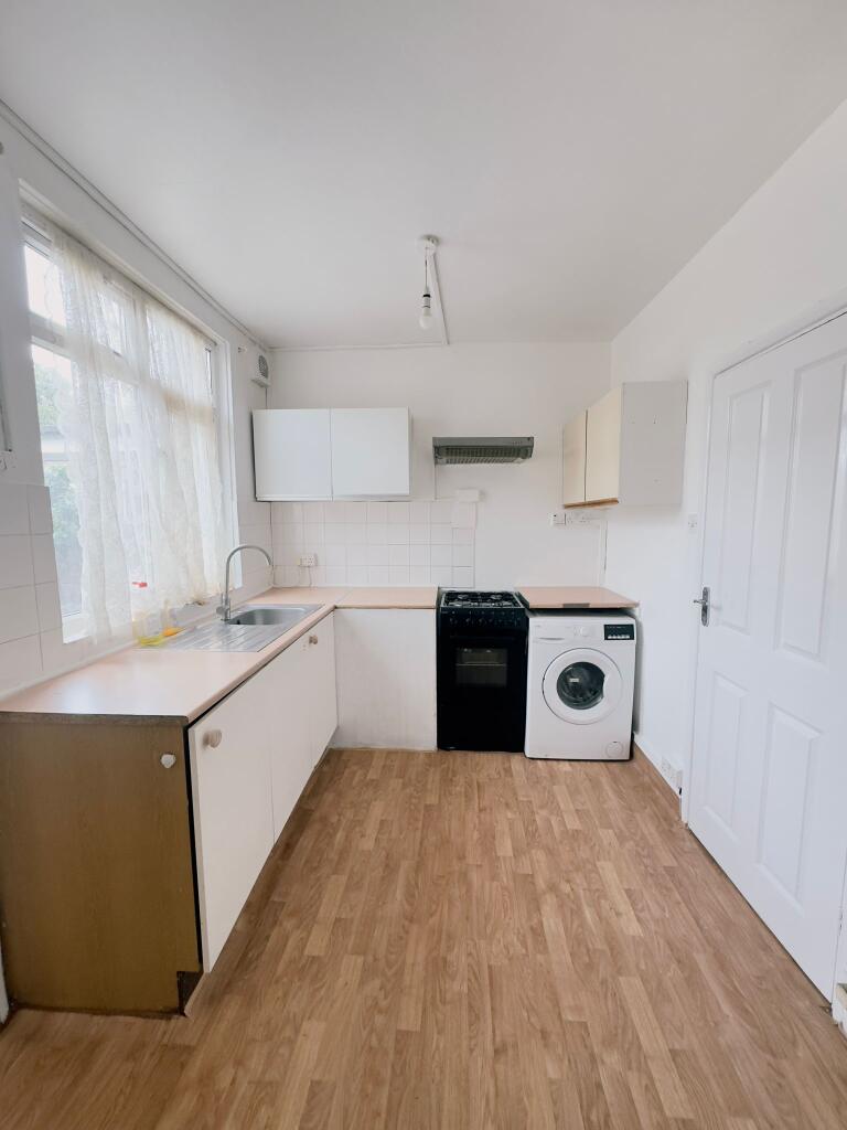 2 bed Mid Terraced House for rent in Barking. From Easy Estates - UK Ltd - London