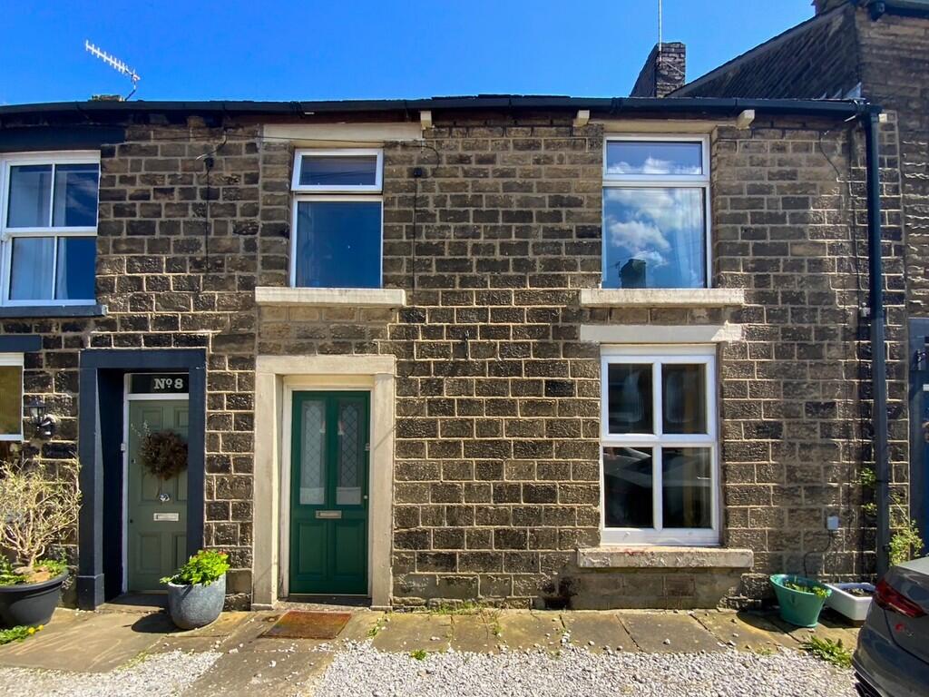 3 bed Mid Terraced House for rent in Glossop. From Country Holmes - Glossop